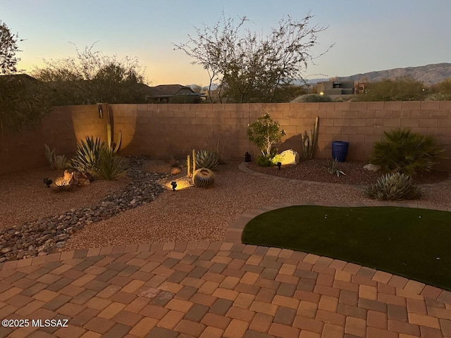 view of yard at dusk