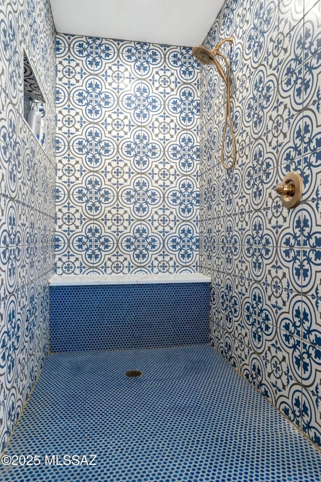 bathroom featuring tiled shower