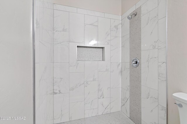 bathroom with toilet and tiled shower / bath