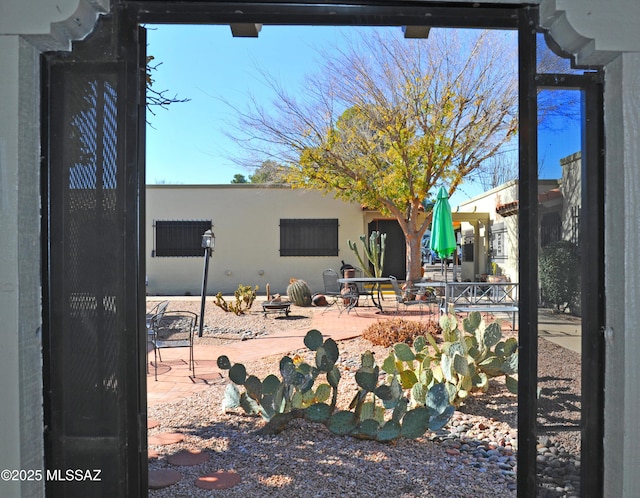 view of yard featuring a patio area