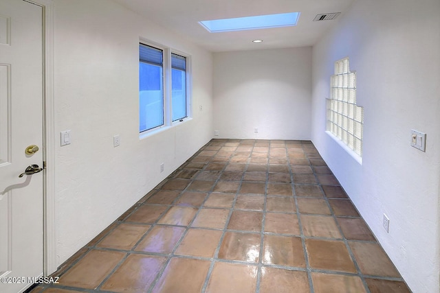 972 N Rancho Del Jefe Loop, Tucson, AZ 85748 - unfurnished room featuring a skylight and recessed lighting