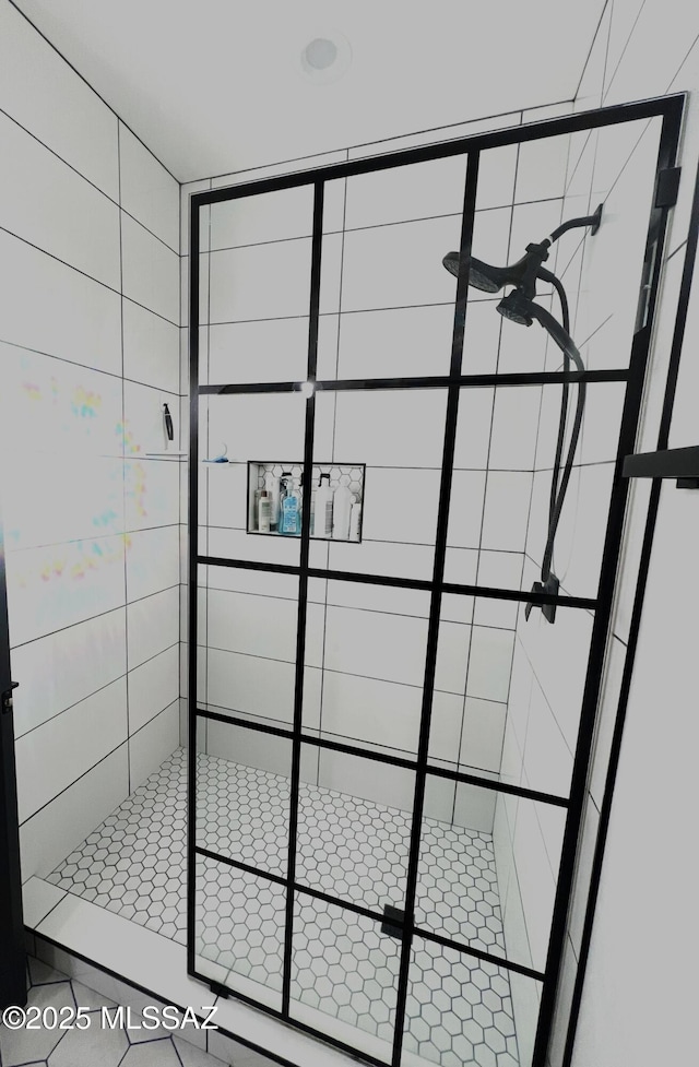 details featuring tiled shower