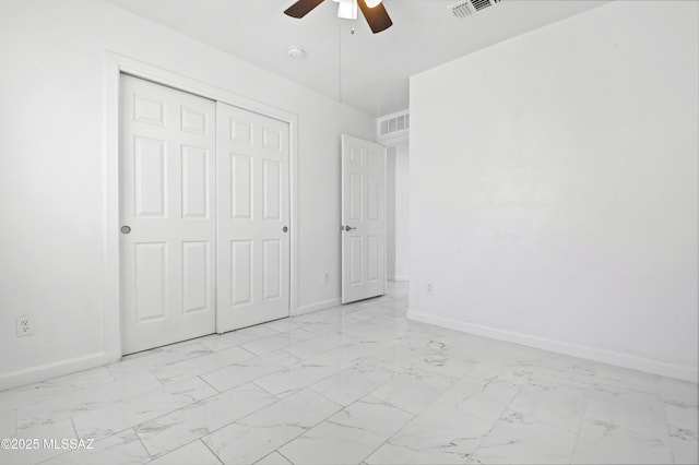 unfurnished bedroom featuring ceiling fan and a closet