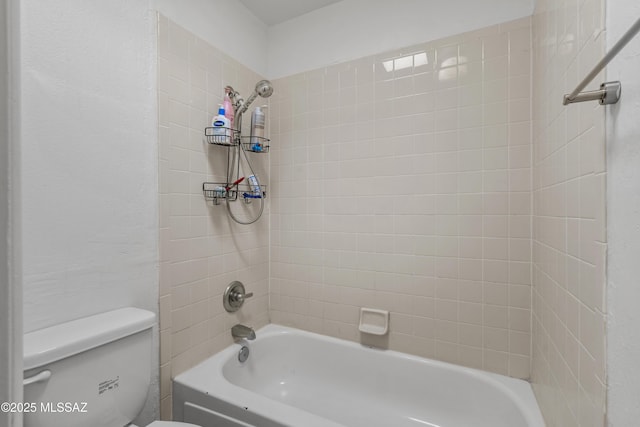 bathroom with tiled shower / bath and toilet