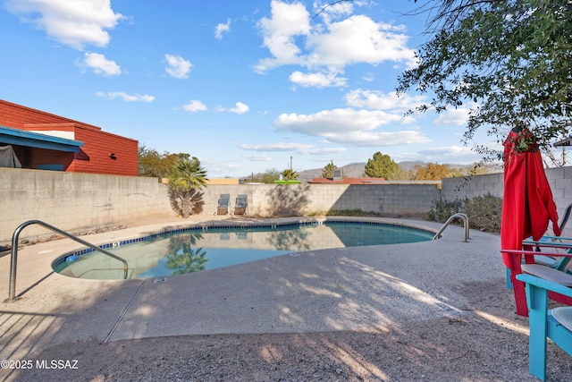 view of swimming pool