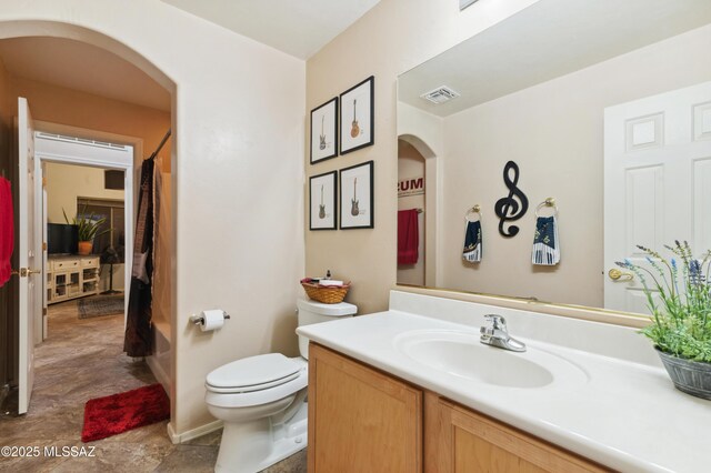 full bath with visible vents, baseboards, toilet, and vanity