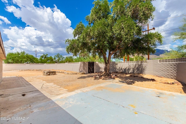 view of patio with an outdoor fire pit