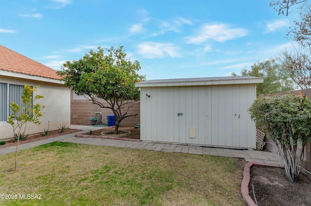 view of yard with a storage unit