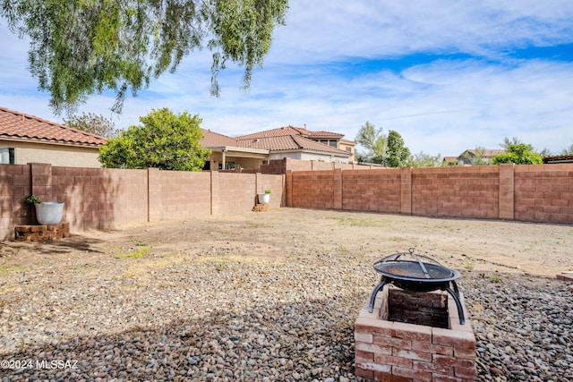 view of yard featuring an outdoor fire pit