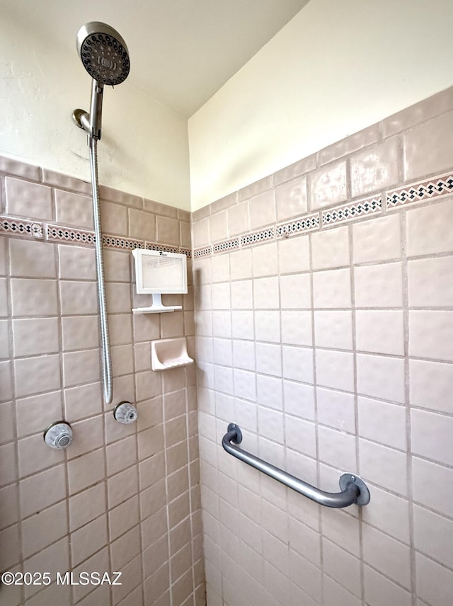 bathroom featuring tiled shower