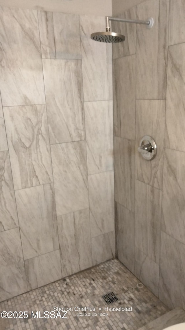 bathroom featuring a tile shower