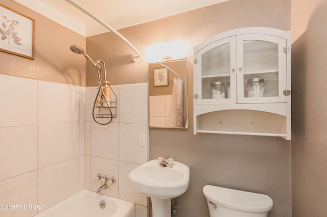 full bathroom with sink, toilet, and tiled shower / bath