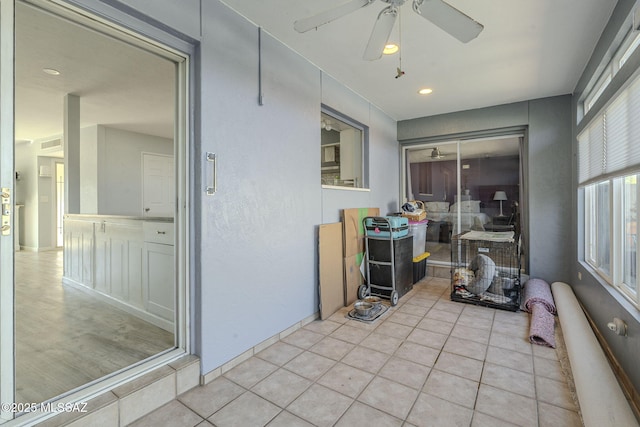 sunroom with ceiling fan