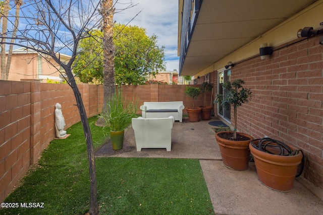 view of yard featuring a patio area