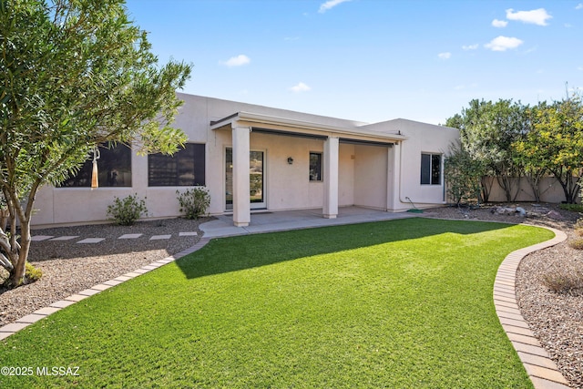 view of front of property featuring a patio and a front yard