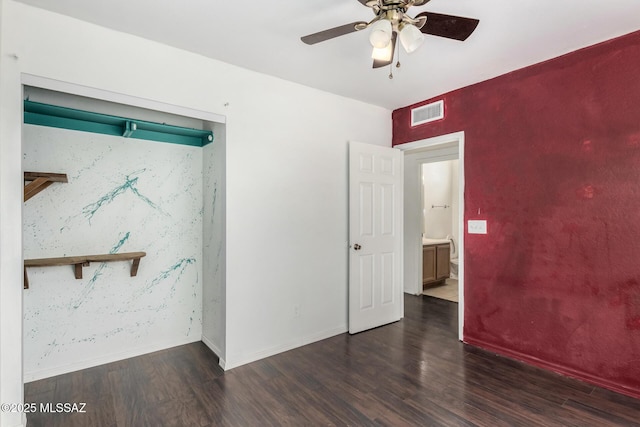 unfurnished room featuring dark wood-type flooring and ceiling fan