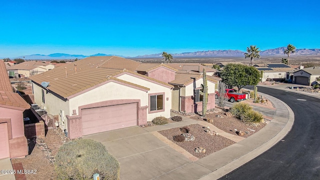 view of front of property featuring a mountain view