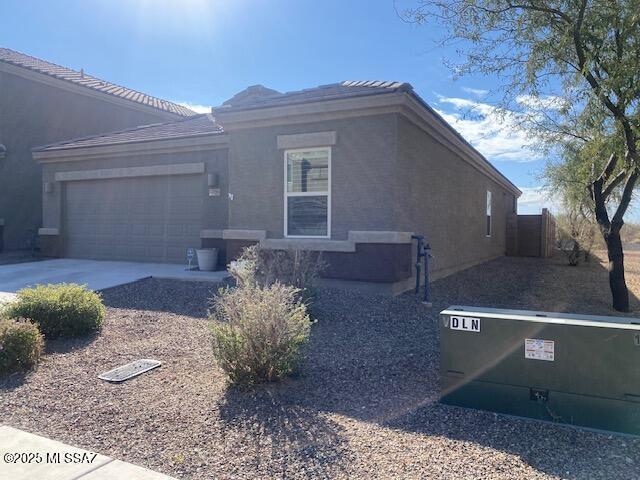 view of front facade featuring a garage