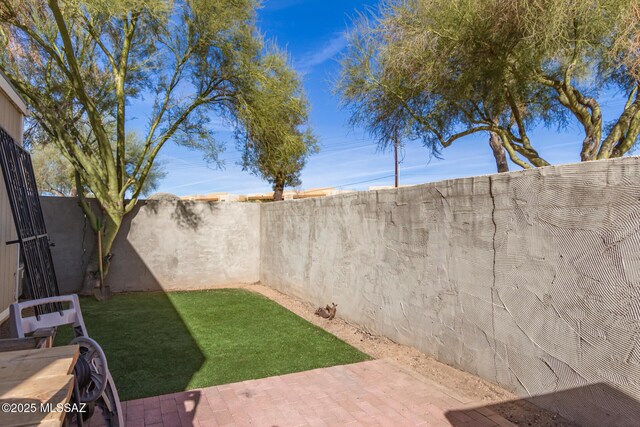 view of outdoor structure with a yard