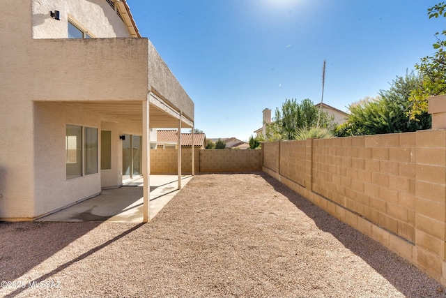 view of yard featuring a patio