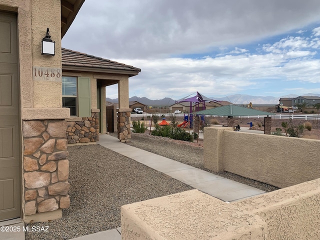 view of yard featuring a mountain view