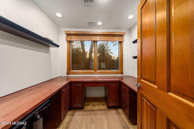 unfurnished office with light wood-style floors, recessed lighting, visible vents, and built in study area