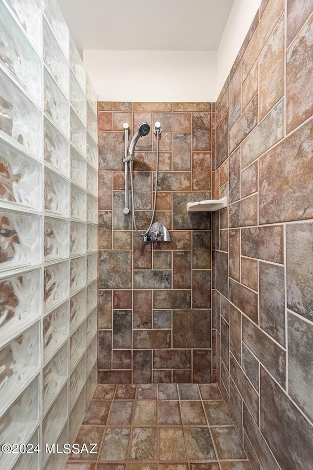 bathroom featuring a tile shower