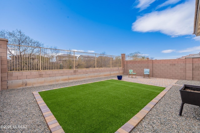 view of yard featuring a patio area