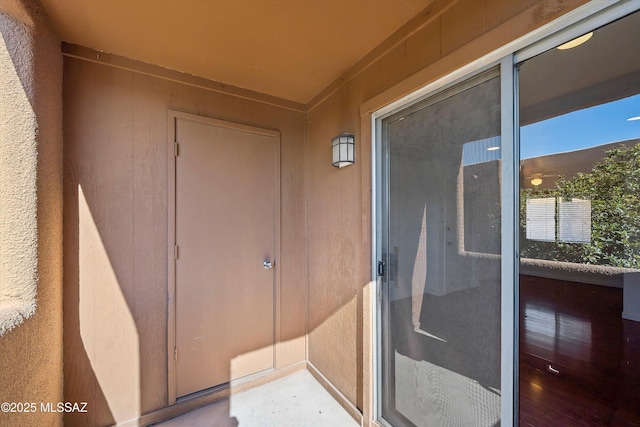 property entrance featuring a balcony