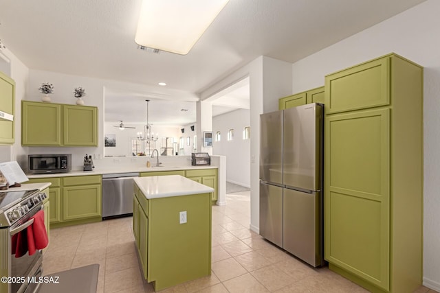 kitchen featuring sink, a chandelier, kitchen peninsula, a kitchen island, and stainless steel appliances