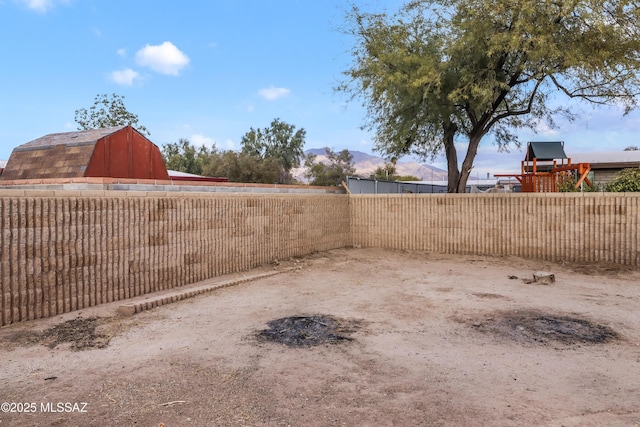 view of yard featuring a mountain view