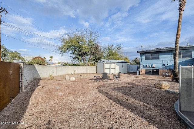 view of yard with a storage shed