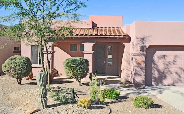 view of front facade featuring a garage