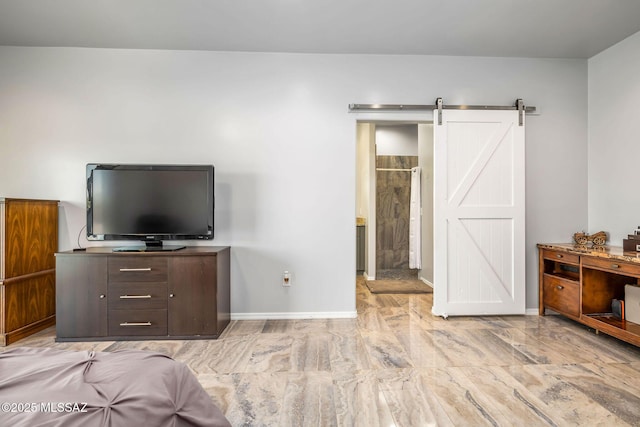 bedroom featuring a barn door