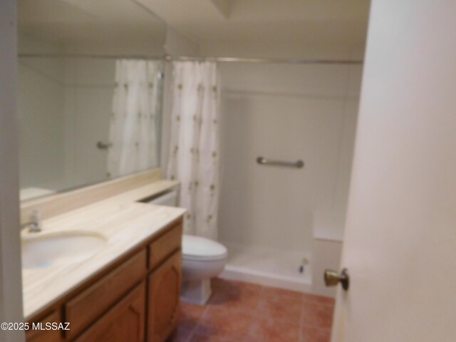 full bathroom featuring tile patterned floors, toilet, a shower with shower curtain, and vanity