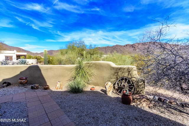 view of yard with a mountain view