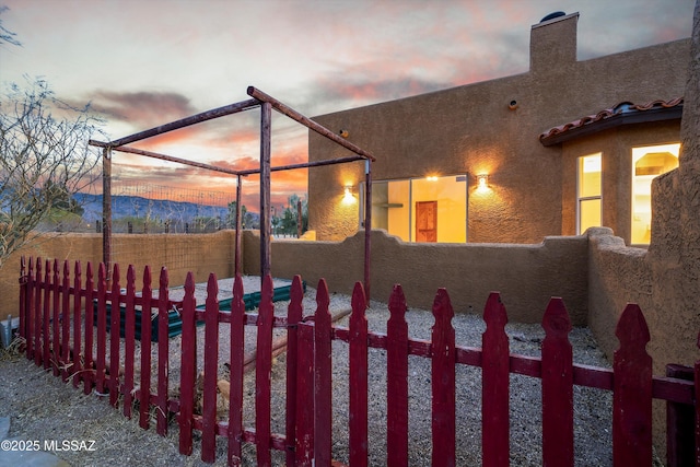 view of yard at dusk