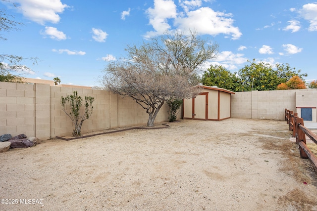 view of yard featuring a storage shed