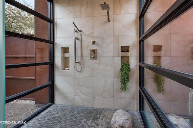 bathroom featuring a tile shower