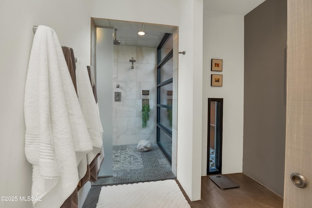 bathroom featuring a tile shower