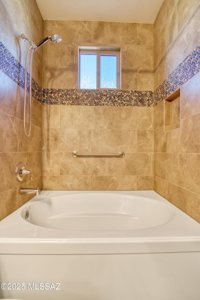 bathroom featuring tiled shower / bath combo