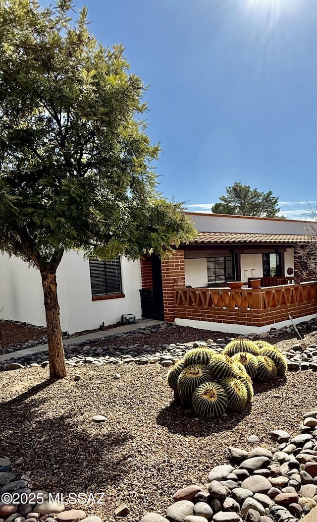 view of front of property featuring a porch