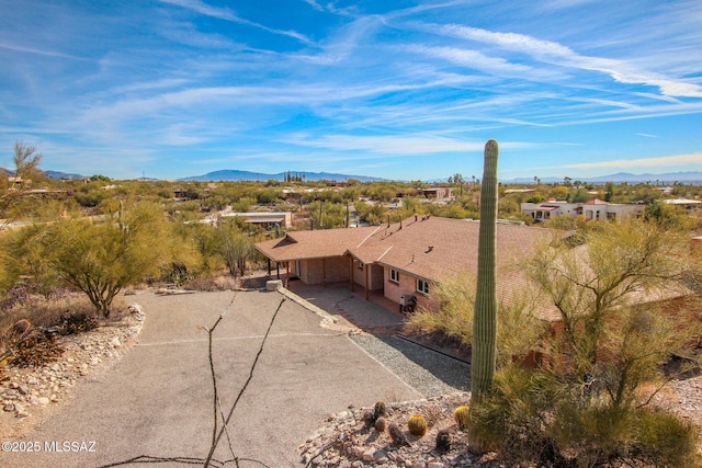 birds eye view of property featuring a mountain view