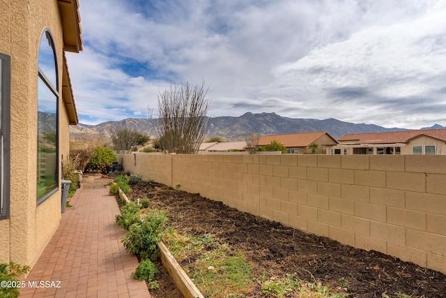 view of yard with a mountain view