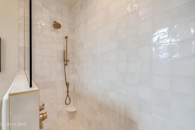 bathroom featuring a tile shower