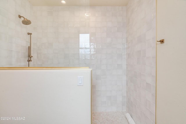 bathroom featuring a tile shower