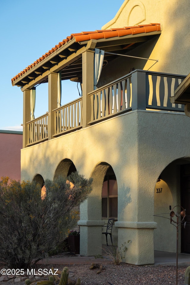 exterior space featuring a balcony