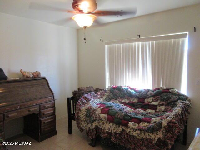 bedroom featuring ceiling fan