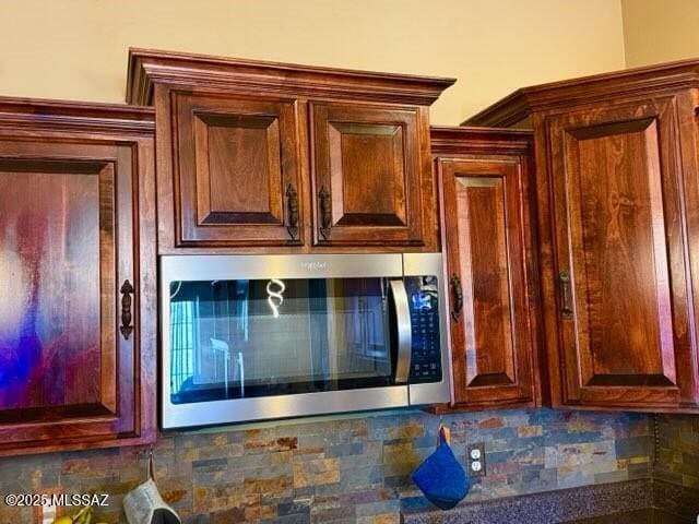 details featuring decorative backsplash