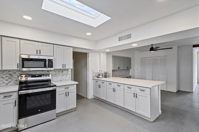 kitchen with stainless steel appliances, backsplash, and ceiling fan